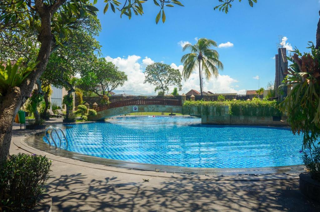 Bazén v ubytování Lombok Raya Hotel nebo v jeho okolí