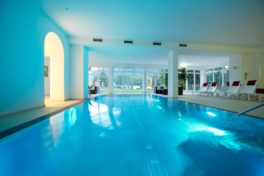 Bazén v ubytovaní Kinderhotel Lärchenhof alebo v jeho blízkosti