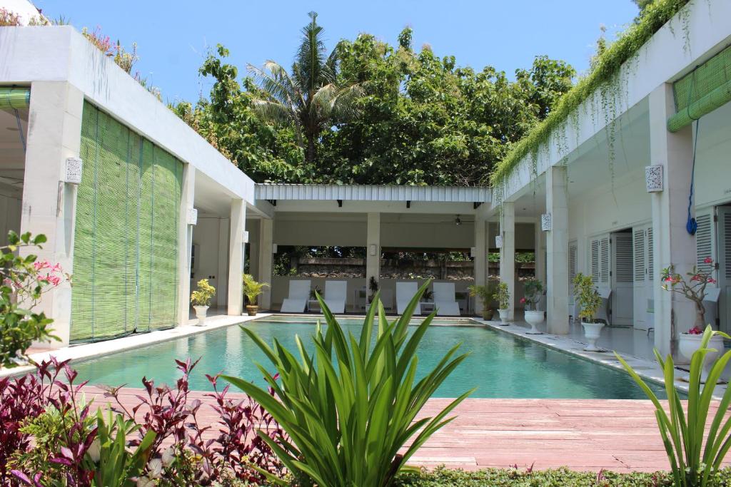 een zwembad voor een gebouw bij Villa Putih Lovina in Lovina