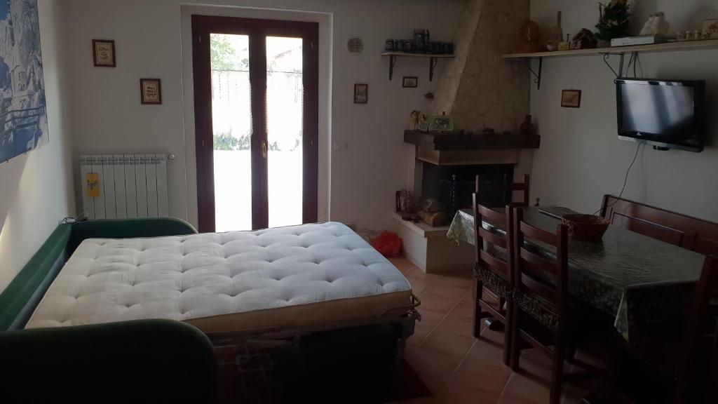 Łóżko lub łóżka w pokoju w obiekcie Garden House Alfedena