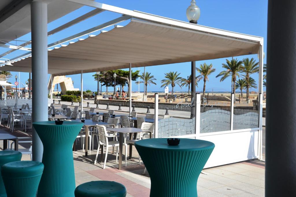 Hotel Brisamar Suitesにあるレストランまたは飲食店