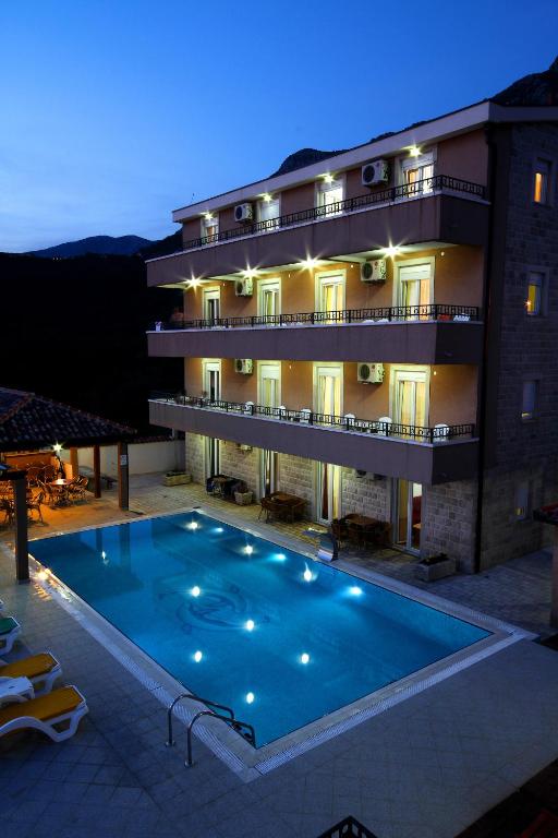 Bazén v ubytování Apartments Đurašević nebo v jeho okolí