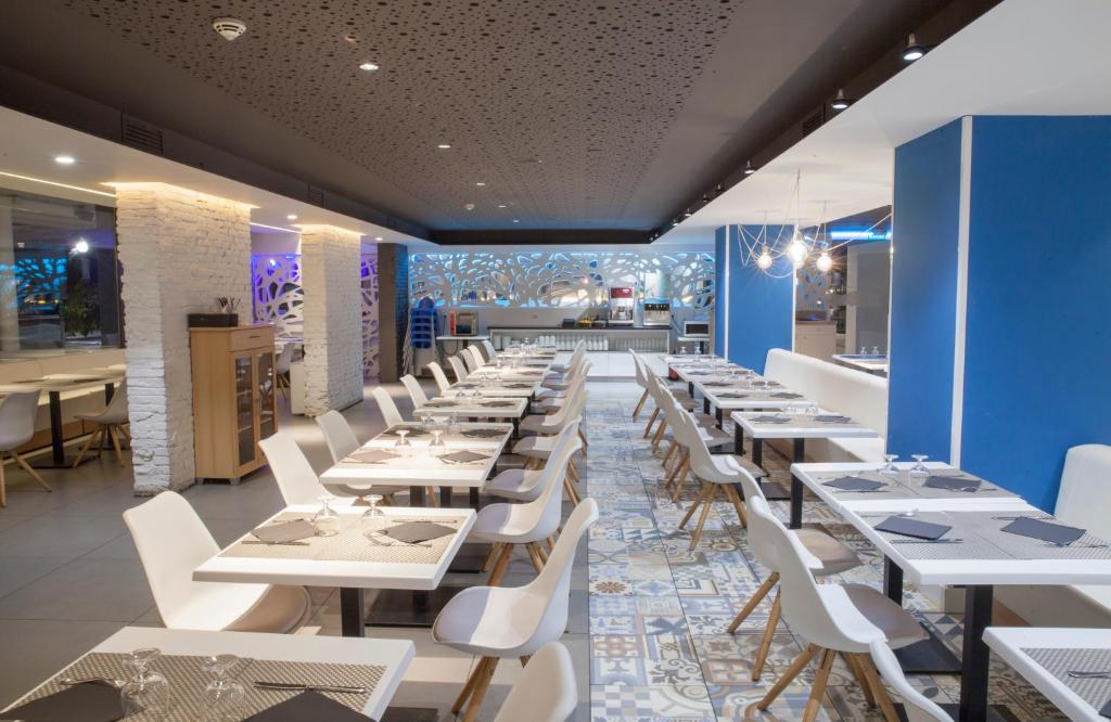 Hotel Brisamar Suitesにあるレストランまたは飲食店