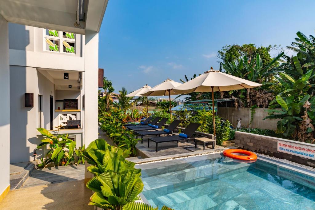 Bazén v ubytování Hoi An Corn Riverside Villa nebo v jeho okolí