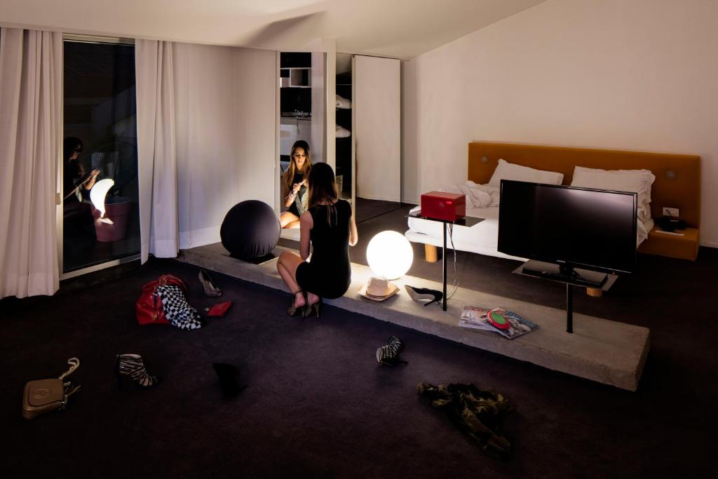 Televízia a/alebo spoločenská miestnosť v ubytovaní Hotel Ripa Roma