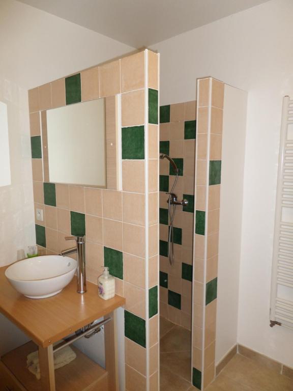 une salle de bain avec un lavabo et un miroir dans l'établissement Maison d' hôtes Tranquyl, à Barcelonnette