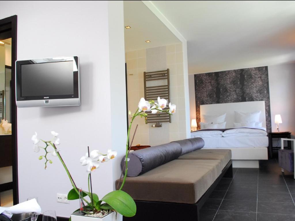 TV a/nebo společenská místnost v ubytování Hotel Künstlerquartier Seezeichen