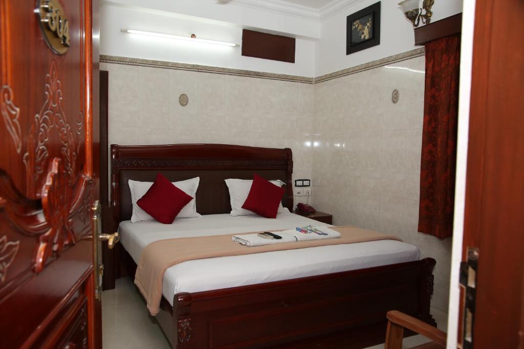 Postel nebo postele na pokoji v ubytování Grand View Residency Chennai