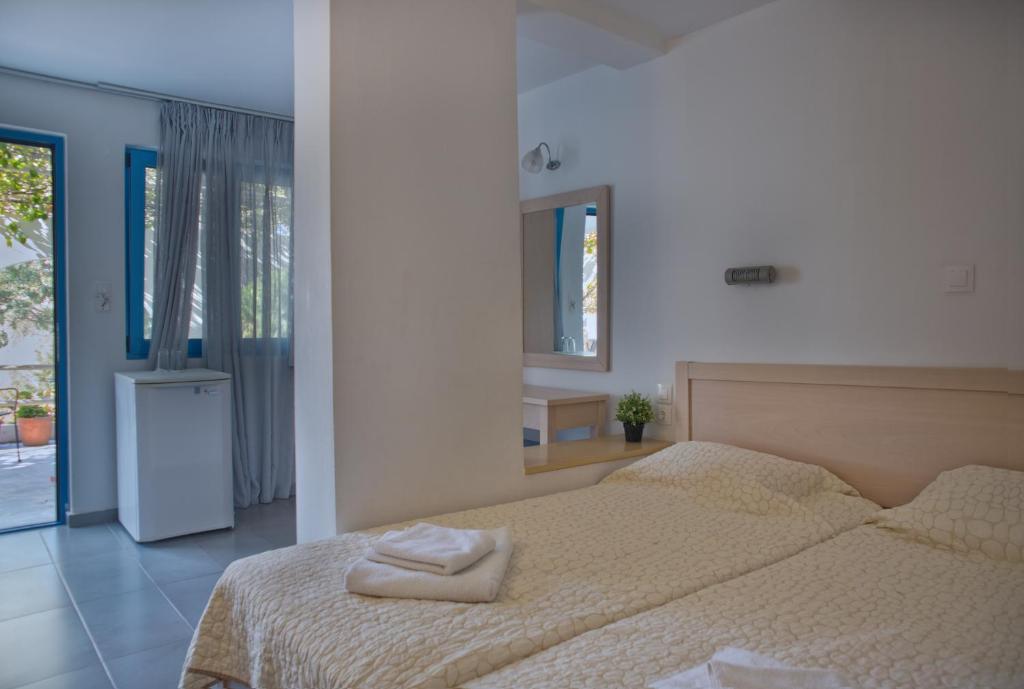 Postel nebo postele na pokoji v ubytování Agios Pavlos Hotel