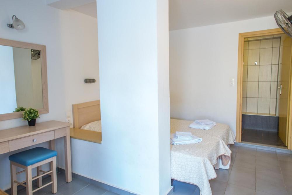 Postel nebo postele na pokoji v ubytování Agios Pavlos Hotel
