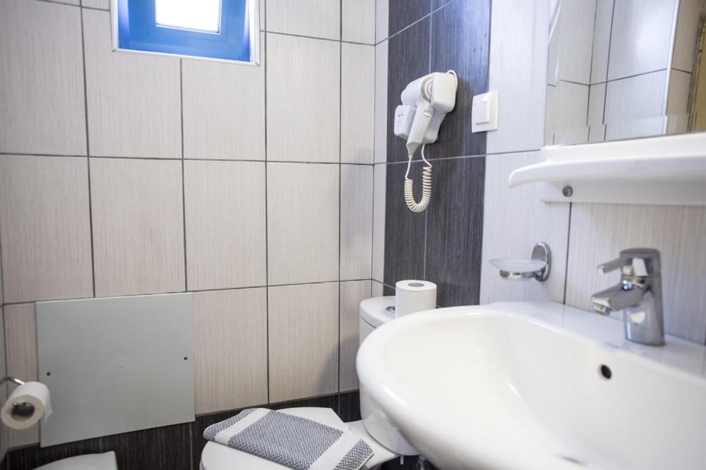 Koupelna v ubytování Agios Pavlos Hotel