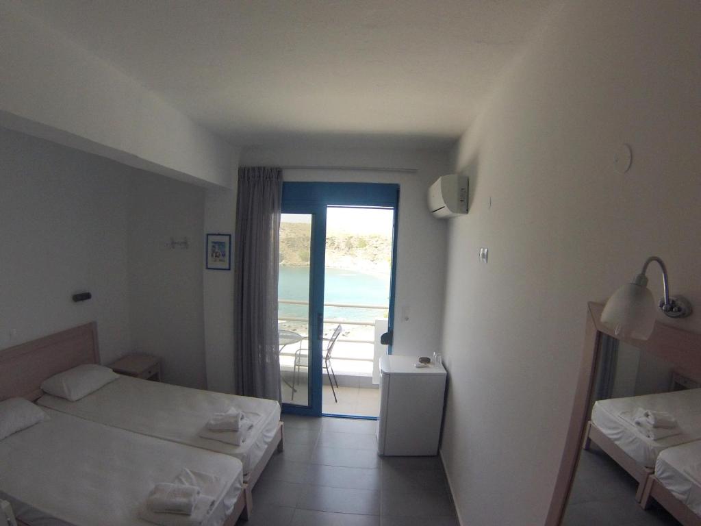 Postel nebo postele na pokoji v ubytování Agios Pavlos Hotel