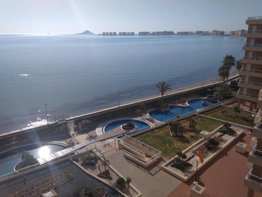 z góry widok na ośrodek z dużym zbiornikiem wody w obiekcie CORMORANT SUITE, sea terrace & pools w mieście La Manga del Mar Menor