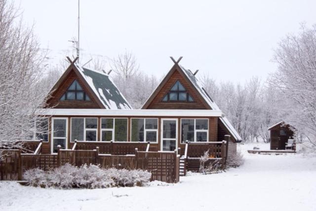 Una casa grande en la nieve con nieve cubierta en Birkihof Lodge, en Laugarvatn