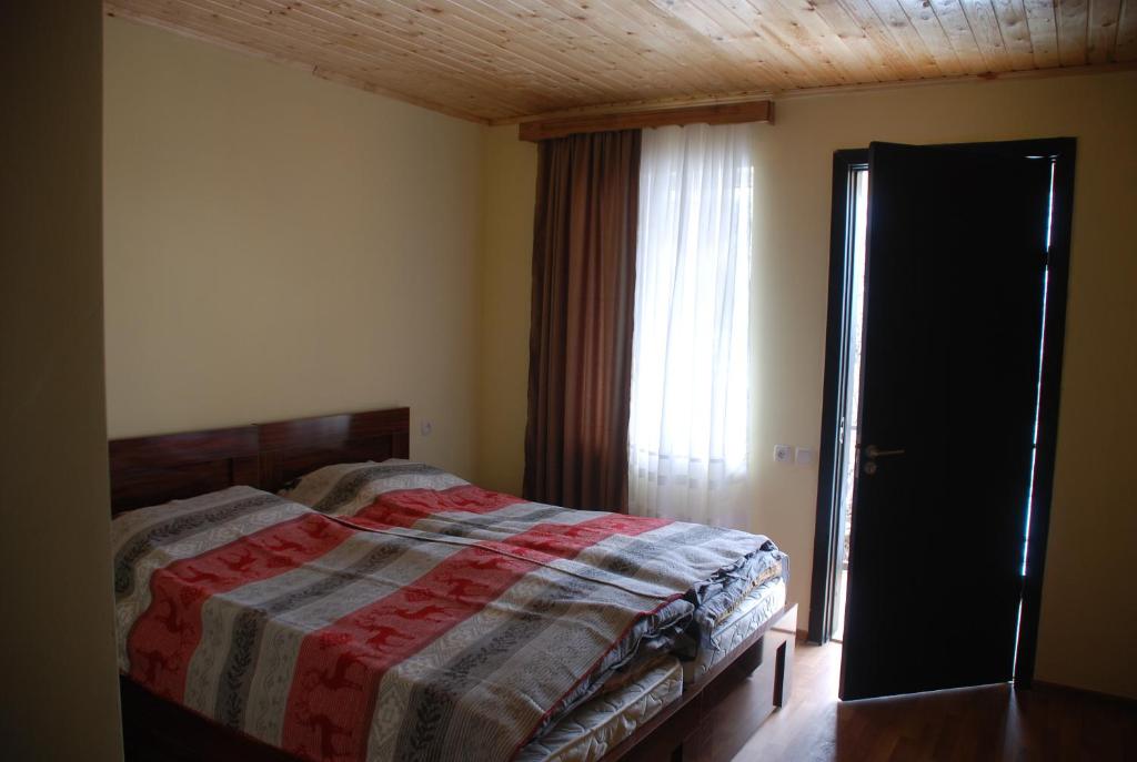 Postel nebo postele na pokoji v ubytování Gogi Jafaridze's Guesthouse