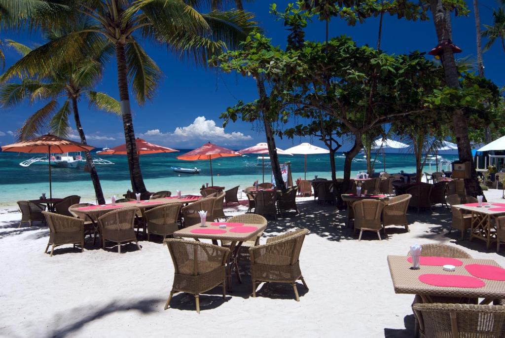 Un restaurante o sitio para comer en Alona Vida Beach Resort