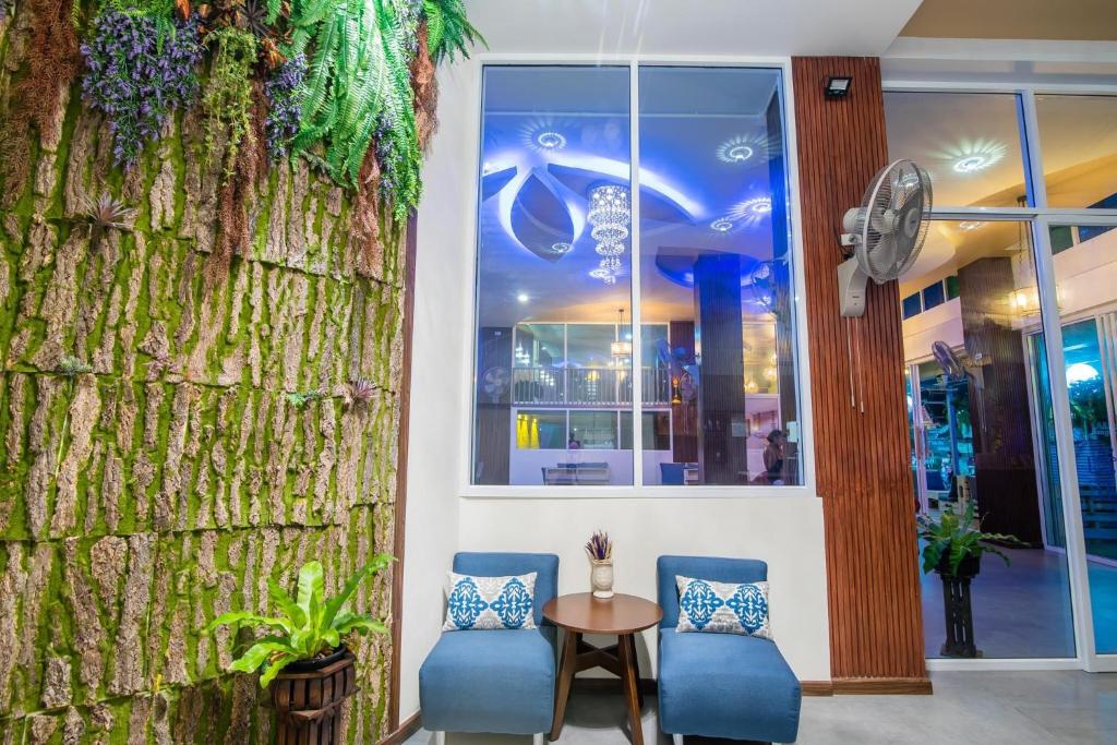 Uma área de estar em Anchan Hotel & Spa
