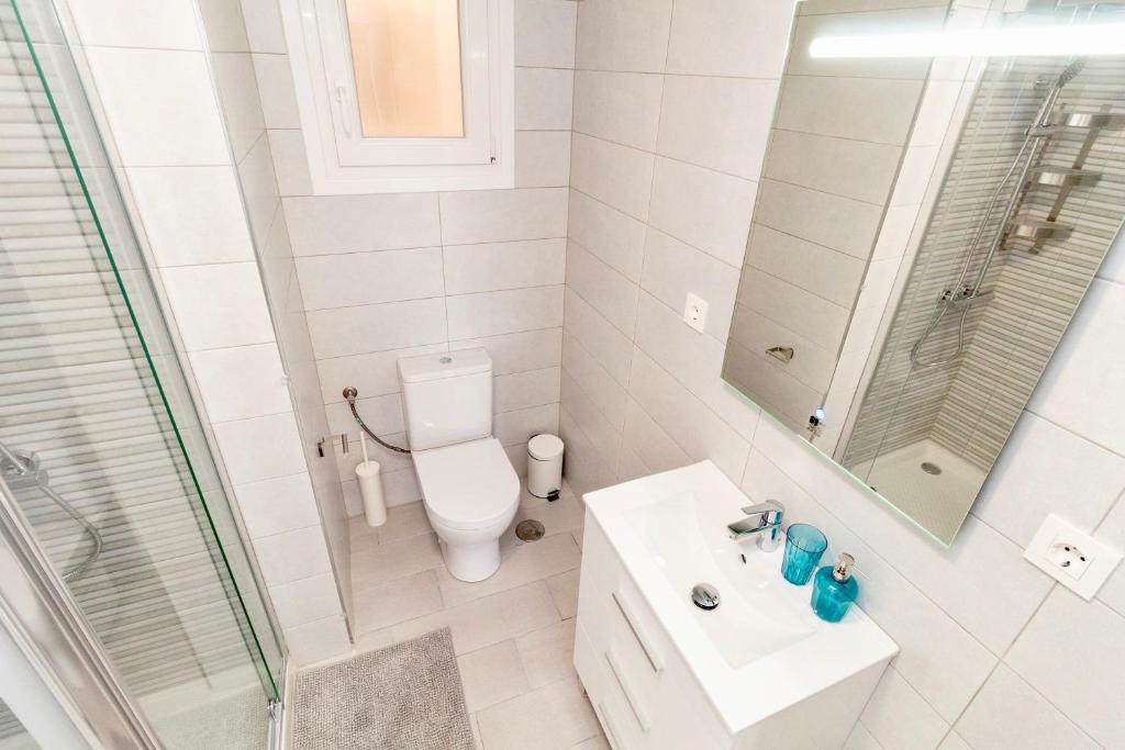 A bathroom at Luxury La Zenia Beach Apartment
