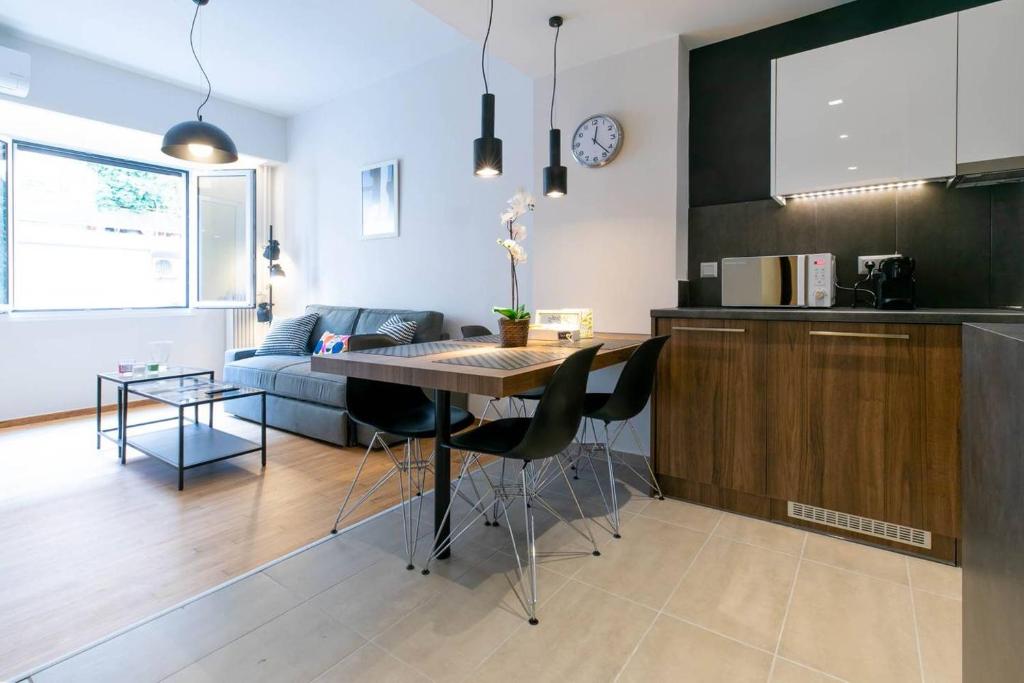 Kuchyňa alebo kuchynka v ubytovaní TONIS Le Petit Nicolas 1BD Apartment in Koukaki!