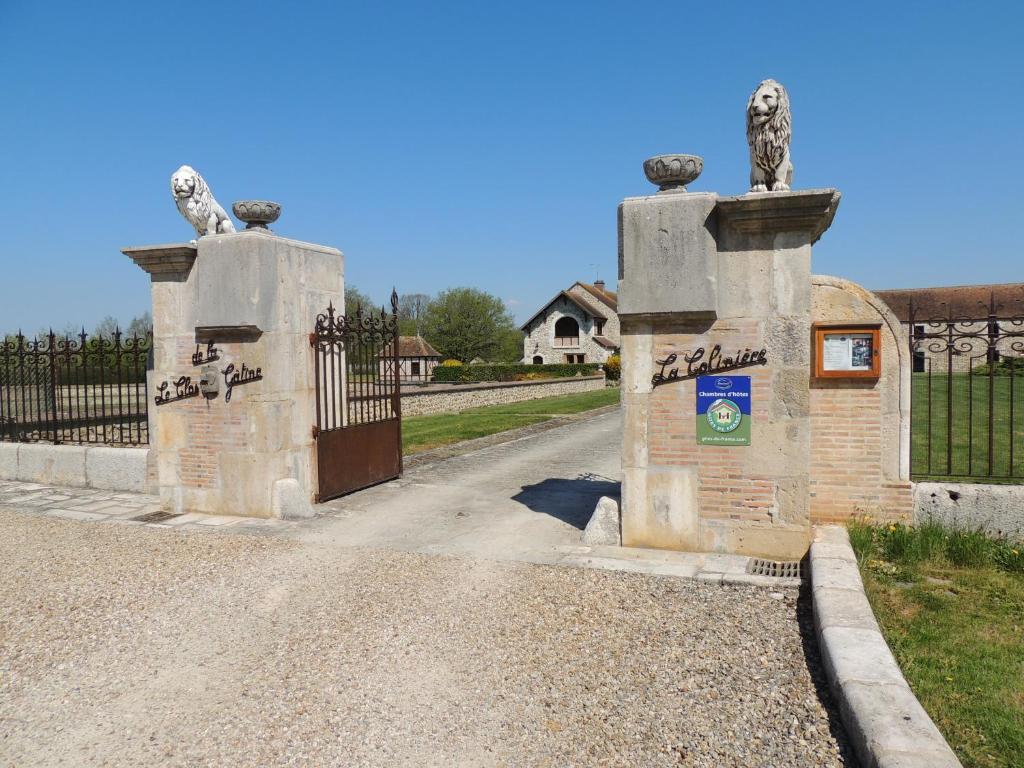 una puerta a una casa con una valla en Chambres d'hôtes La Colinière, en Batilly-en-Puisaye