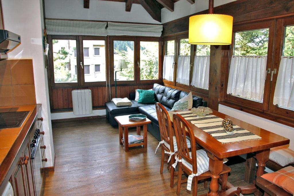 Naut AranにあるBaqueira 1500 Edificio Cap de Aran apartamentoのリビングルーム(テーブル、ソファ付)