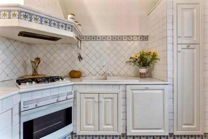 A kitchen or kitchenette at Borgo degli Aranci
