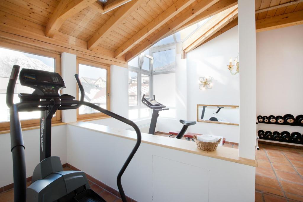 Fitness centrum a/nebo fitness zařízení v ubytování Hotel Schrofenstein