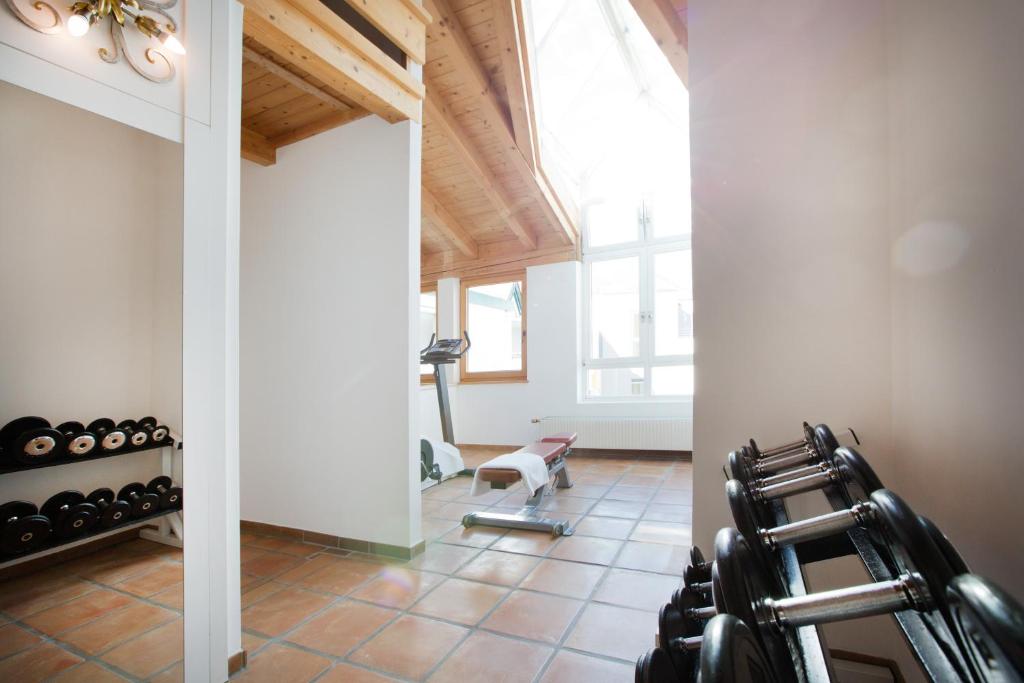 Fitness centrum a/nebo fitness zařízení v ubytování Hotel Schrofenstein