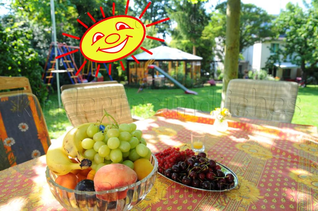 a table with two bowls of fruit on it at Palm's kinderfreundliches Ferienhaus in Klütz