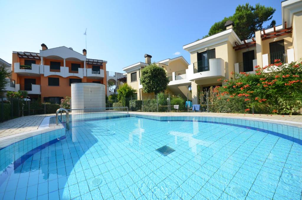 einen Pool in einer Villa mit Häusern in der Unterkunft Villaggio Clio in Bibione