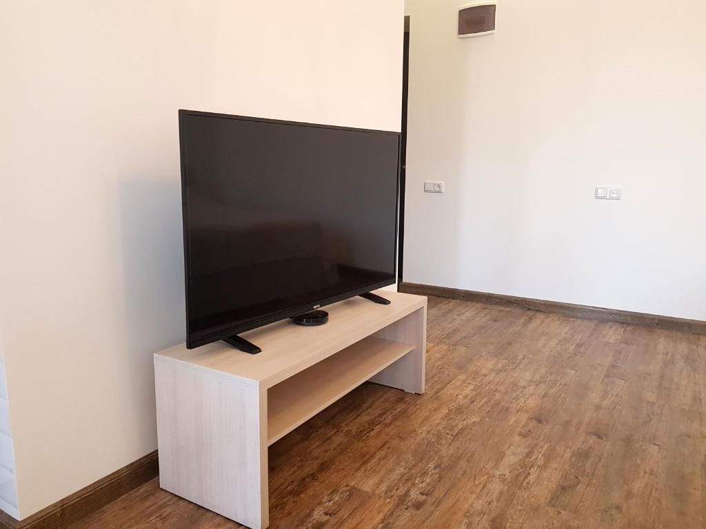 TV a/nebo společenská místnost v ubytování Cascade White Luxury Apartment