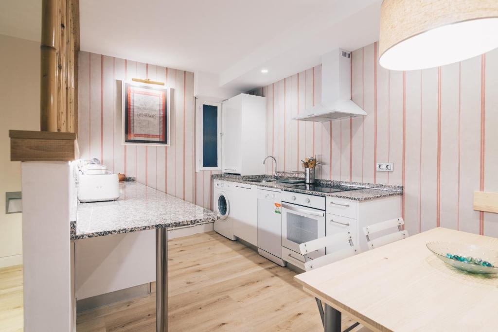 Kuchyň nebo kuchyňský kout v ubytování Urruti Apartment by People Rentals