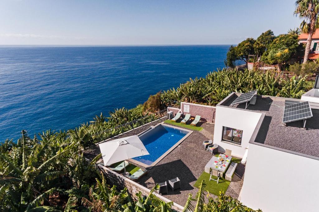 阿科卡希塔的住宿－OurMadeira - Grayci's House, contemporary，享有带游泳池和大海的房屋的空中景致
