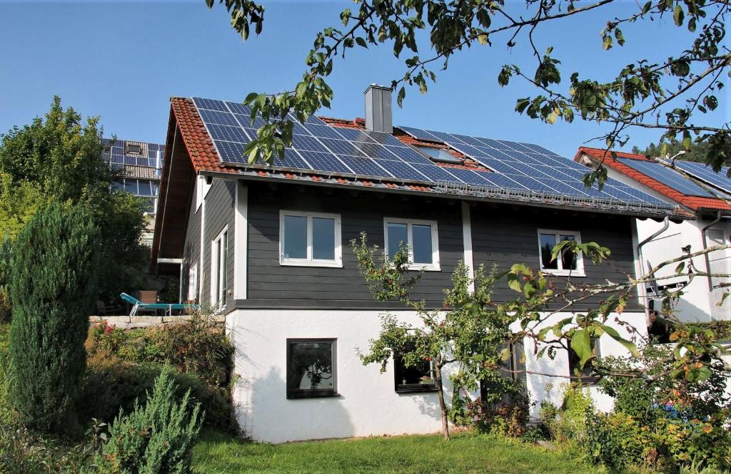 une maison avec des panneaux solaires sur le toit dans l'établissement Haus Dürr23, à Lauterbach