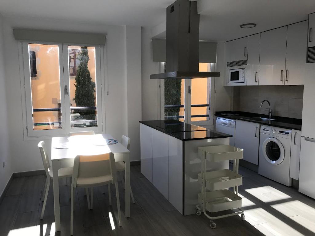 Кухня или кухненски бокс в Apartament L'Alba