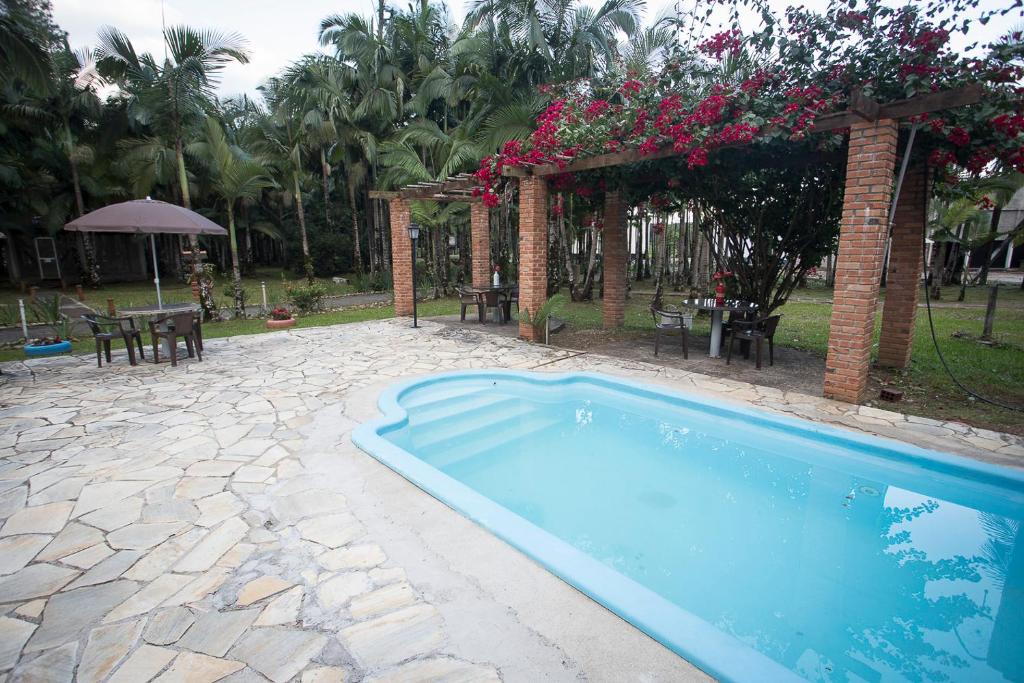 una piscina en un patio con pérgola en Casa Poletto, en Morretes