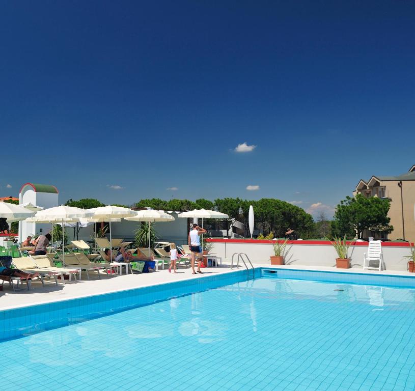 Bazén v ubytování Hotel Jasminum nebo v jeho okolí