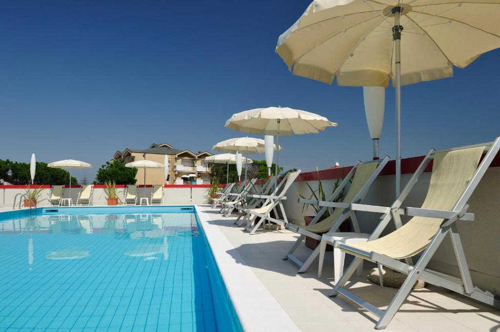 Bazén v ubytování Hotel Jasminum nebo v jeho okolí