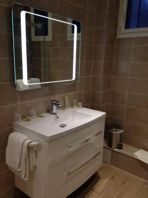 Bathroom Mirror With Lights And Shaver Socket Wickes