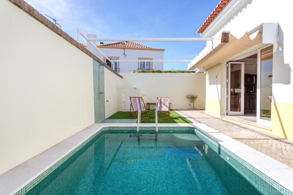 uma piscina no quintal de uma villa em As Serenas Casa C em Vila Nova de Cacela