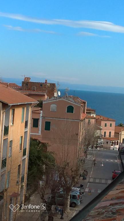 a view of a street with buildings and the ocean at Appartamento e Mansarda al mare in Rio Marina