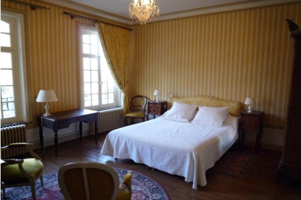 Postel nebo postele na pokoji v ubytování Château de Behen