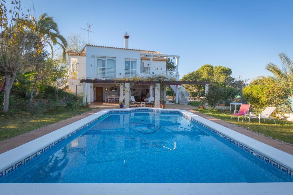 una piscina frente a una villa en Villa Lago Sol, en Torrevieja