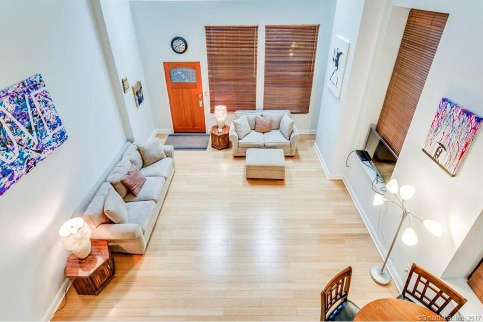 ein Wohnzimmer mit einem Sofa und einem Tisch in der Unterkunft Full loft apartment near Omni Hotel in New Haven