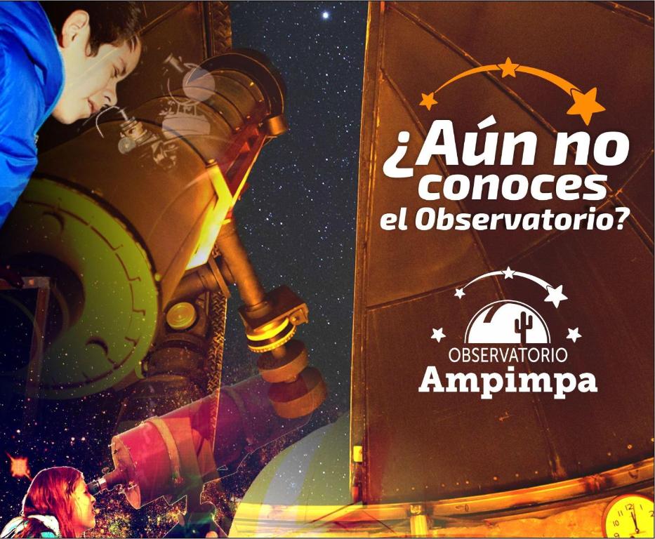 阿麥察山谷的住宿－Observatorio Ampimpa，一本书,上面有宇航员的照片