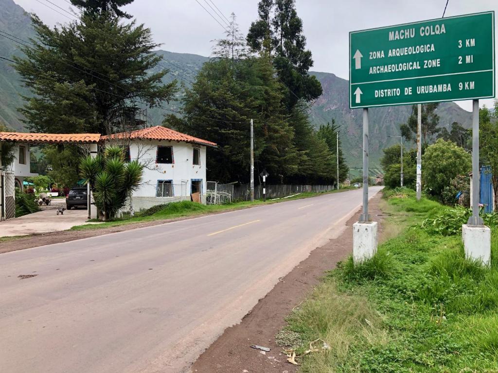 a street sign on the side of a road at Hotel Bellavista in Huaran
