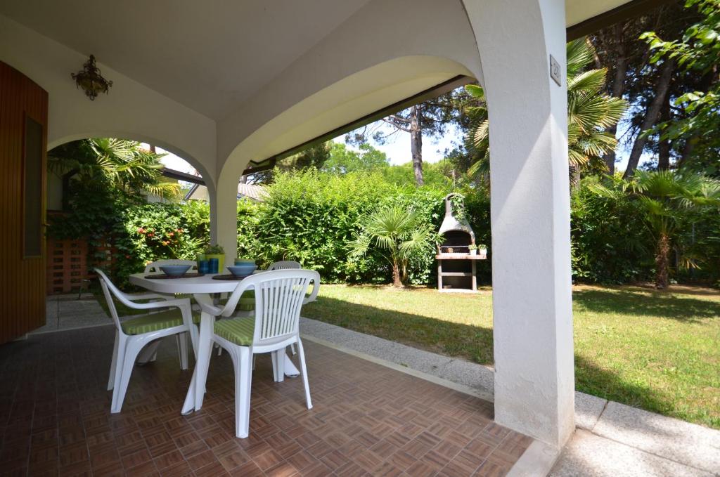 Biały stół i krzesła na patio w obiekcie Ville Park Hotel w Bibione