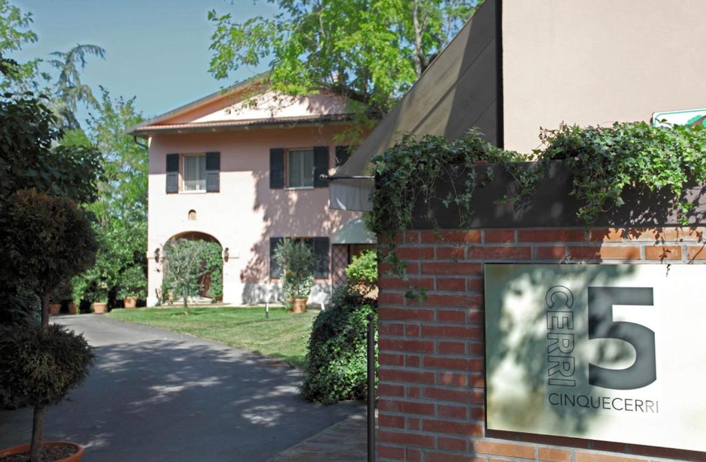 une maison avec un panneau devant elle dans l'établissement Locanda Dei Cinque Cerri, à Sasso Marconi
