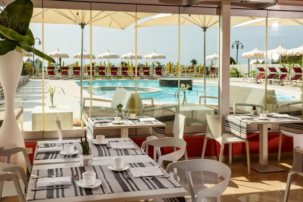 Bazén v ubytování Baia del Mar Beach Boutique Hotel nebo v jeho okolí