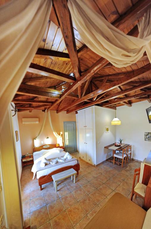 Postel nebo postele na pokoji v ubytování Alkyon Apartments & Villas Hotel